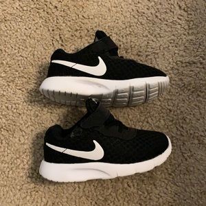 Nike Tanjun infant size 6 sneaker